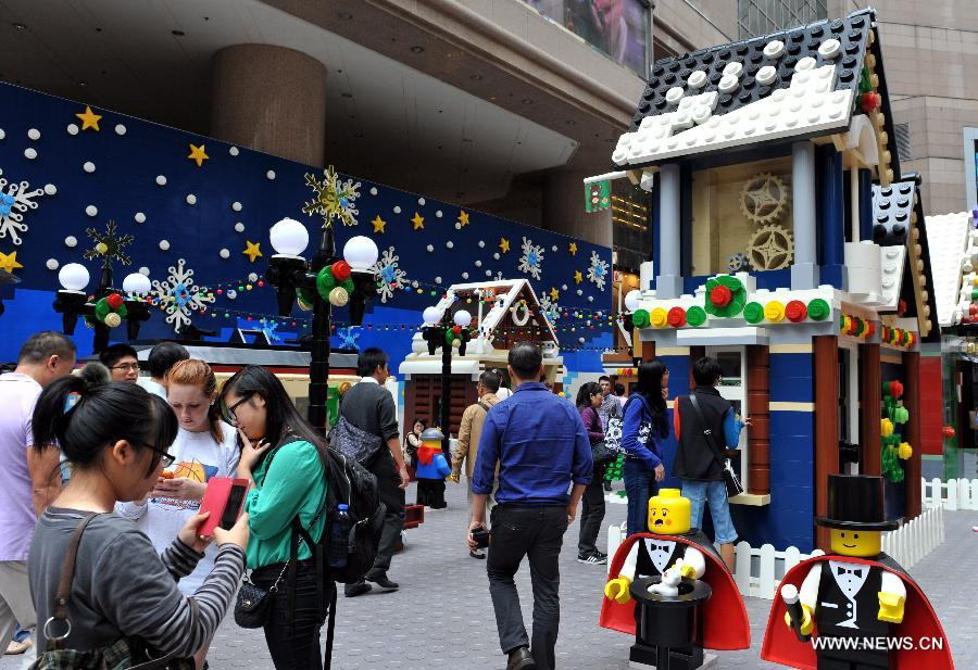 People visit the "Christmas village" built with building blocks at the Times Square in Causeway Bay in south China's Hong Kong, Nov. 16, 2012. As Christmas is drawing near, decorations have been used for creating atmosphere in Hong Kong. (Xinhua/Lo Ping Fai) 