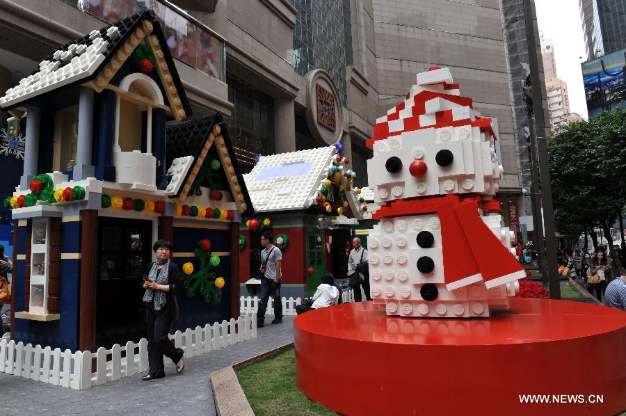 People visit the "Christmas village" built with building blocks at the Times Square in Causeway Bay in south China's Hong Kong, Nov. 16, 2012. As Christmas is drawing near, decorations have been used for creating atmosphere in Hong Kong. (Xinhua/Lo Ping Fai) 