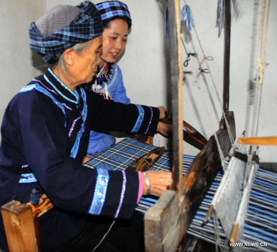 Women of Buyi ethnic group weave cloth at Wangmo County in Qianxinan Buyi and Miao Autonomous Prefecture, southwest China's Guizhou Province, Nov. 16, 2012. Weaving cloth plays an important role in the development of local economy. (Xinhua/Shi Xinrong)