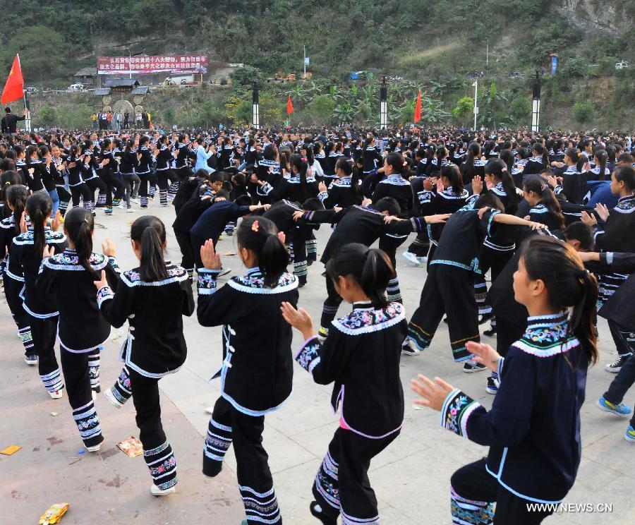 Middle school students practise a traditional dance of Buyi ethnic group at school in Ceheng County of Qianxinan Buyi and Miao Autonomous Prefecture, southwest China's Guizhou Province, Nov. 15, 2012. (Xinhua/Shi Xinrong)