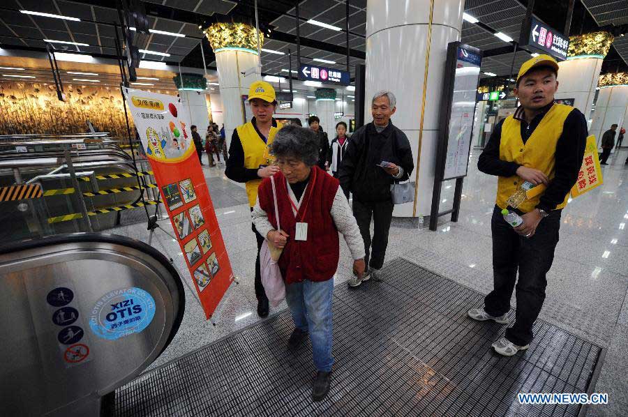 Passengers walk to the platform for a test ride on the soon-to-open Metro Line 1 in Hangzhou, capital of east China's Zhejiang Province, Nov. 18, 2012. 600,000 residents and journalists are invited for a test ride from Sunday to Wednesday on the newly built metro line. (Xinhua/Ju Huanzong) 