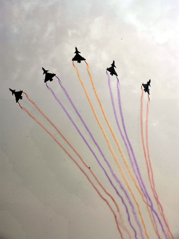 Flights from the China Air Force August 1st Aerobatic Team perform an air show during the opening ceremony of the 9th China International Aviation and Aerospace Exhibition in Zhuhai, south China's Guangdong Province, Nov. 13, 2012. (Photo/Xinhua)