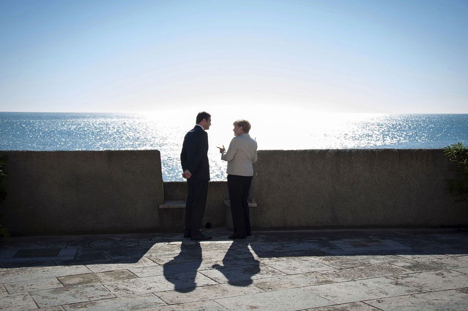 The visiting German Chancellor Merkel has a talk with Portuguese Prime Minister Passos Coelho in Oeiras, Nov. 12, 2012. (Xinhua/AFP)
