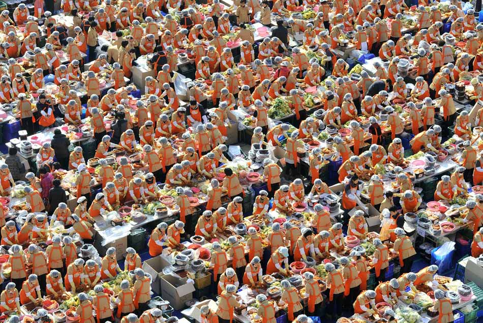 About 2,000 South Korean people gather in the square ahead of Seoul Metropolitan Government to make kimchi on Nov. 15, 2012. (Xinhua/AFP)