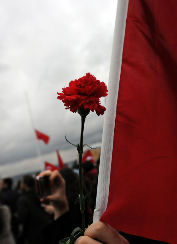 People pay tribute to Mustafa Kemal, first president of Turkey, by holding national flag and flower in front of his mausoleum to mark the 74th anniversary of Kemal’s death in Ankara on Nov. 10, 2012. (Xinhua/Ma Yan)