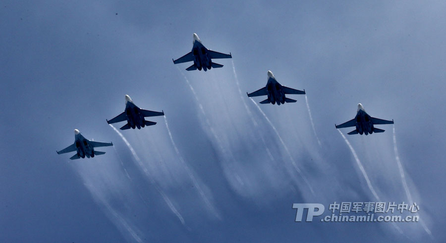 The Russian Knights aerobatic demonstration team gives spectacular performances with five Sukhoi Su-27s on November 12 in Zhuhai city in south China’s Guangdong province. (China Military Online/ Qiao Tianfu)