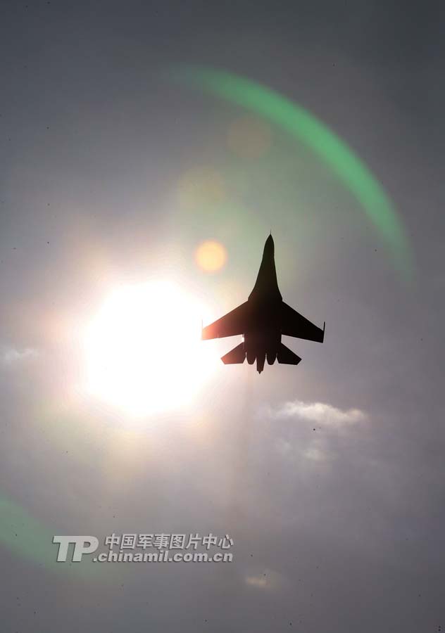 The Russian Knights aerobatic demonstration team gives spectacular performances with five Sukhoi Su-27s on November 12 in Zhuhai city in south China’s Guangdong province. (China Military Online/ Qiao Tianfu)