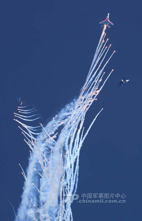 The Russian Knights aerobatic demonstration team gives spectacular performances with five Sukhoi Su-27s on November 12 in Zhuhai city in south China’s Guangdong province. (China Military Online/ Qiao Tianfu)