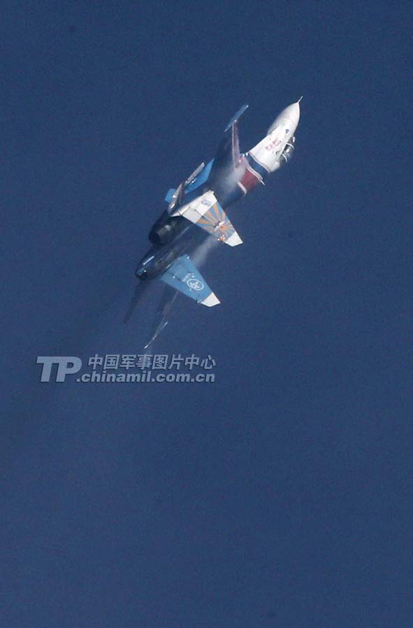 The Russian Knights aerobatic demonstration team gives spectacular performances with five Sukhoi Su-27s on November 12 in Zhuhai city in south China’s Guangdong province. (China Military Online/ Qiao Tianfu)