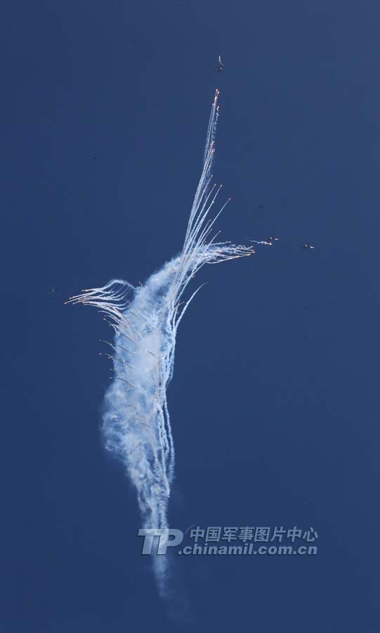 The Russian Knights aerobatic demonstration team gives spectacular performances with five Sukhoi Su-27s on November 12 in Zhuhai city in south China’s Guangdong province. (China Military Online/ Qiao Tianfu)