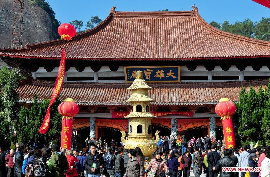 Tourists visit the newly-renovated Mahavira Hall in Tianxin Yongle Temple in Wuyishan, southeast China's Fujian Province, Nov.18, 2012. Originated from Tang Dynasty (618-907), Tianxin Yongle Temple enjoyed a history of over one thousand years. (Xinhua/Zhang Guojun) 