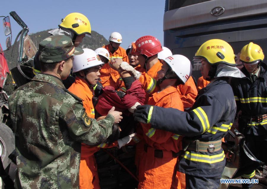 Fire fighters rescue at a traffic accident site on the Shanghai-Kunming expressway in Anshun City, southwest China's Guizhou Province, Nov. 17, 2012. The pileup accident occurred at about 9 a.m. Saturday on the Hukun (Shanghai - Kunming) expressway in Anshun City, leaving nine people dead and 19 others injured. More than 25 vehicles involved in the accident, and seven of them burst into flames. (Xinhua/Tao Xuede) 