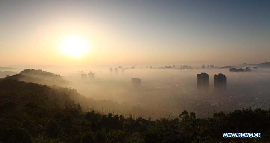 Photo taken on Nov. 17, 2012 shows buildings shrouded by dense fog in Chongqing, southwest China. (Xinhua/Luo Guojia)  
