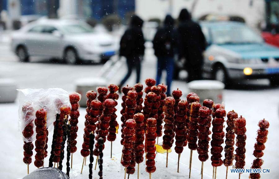 Citizens prepare to take a taxi in snow in Harbin, capital of northeast China's Heilongjiang Province, Nov. 17, 2012. Another cold front moving eastward will bring more snow to northeast China in the next three days, along with temperature drops and strong winds in some areas, the National Meteorological Center (NMC) forecast on Saturday. (Xinhua/Wang Jianwei) 