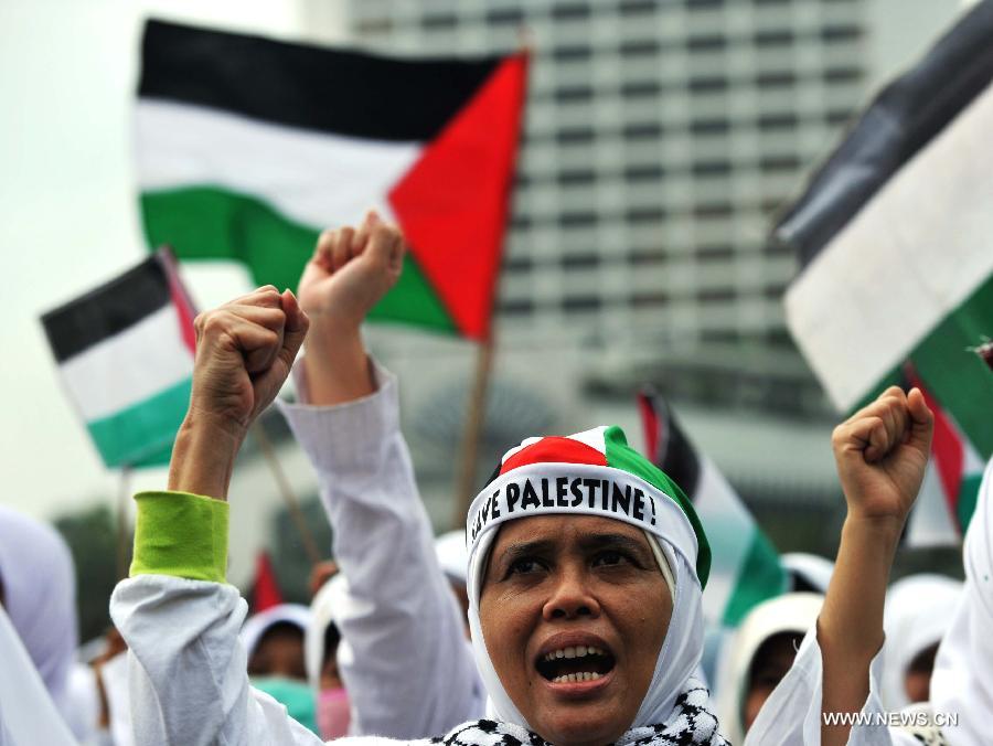 An Indonesian woman shouts slogans during a protest against Israeli air strikes on Gaza, in Jakarta, Indonesia, Nov. 18, 2012. (Xinhua/Agung Kuncahya B.) 