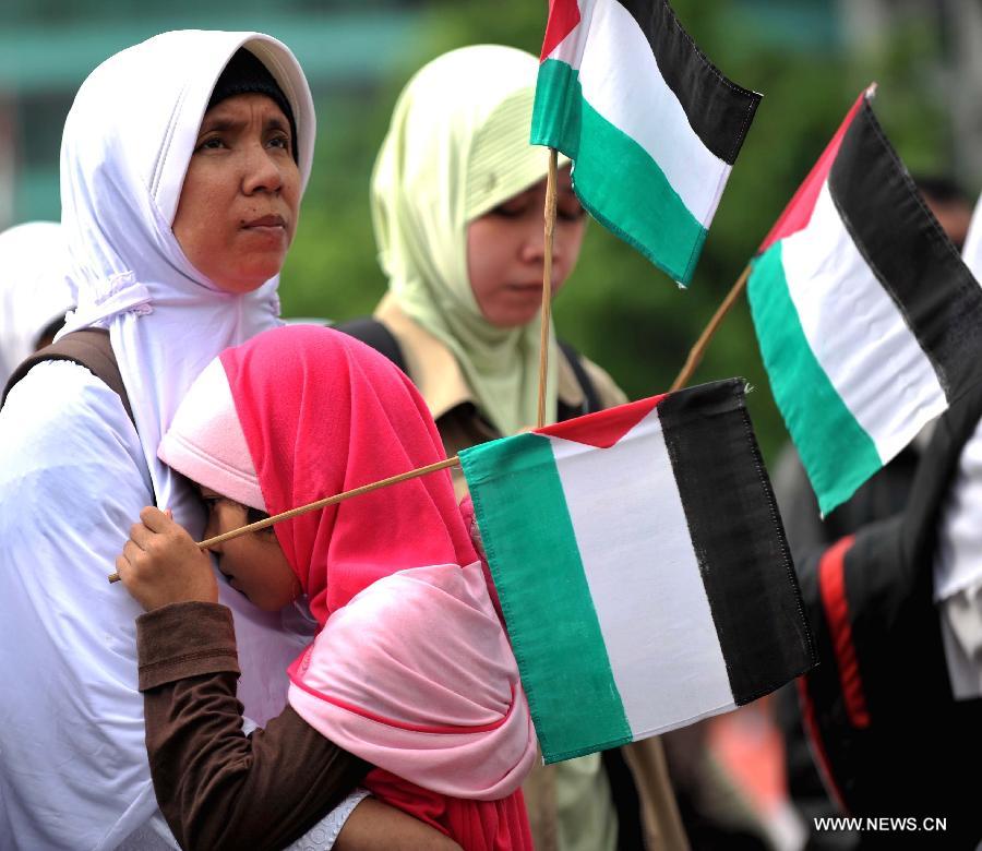 A girl embraces her mother during a protest against Israeli air strikes on Gaza, in Jakarta, Indonesia, Nov. 18, 2012. (Xinhua/Agung Kuncahya B.) 