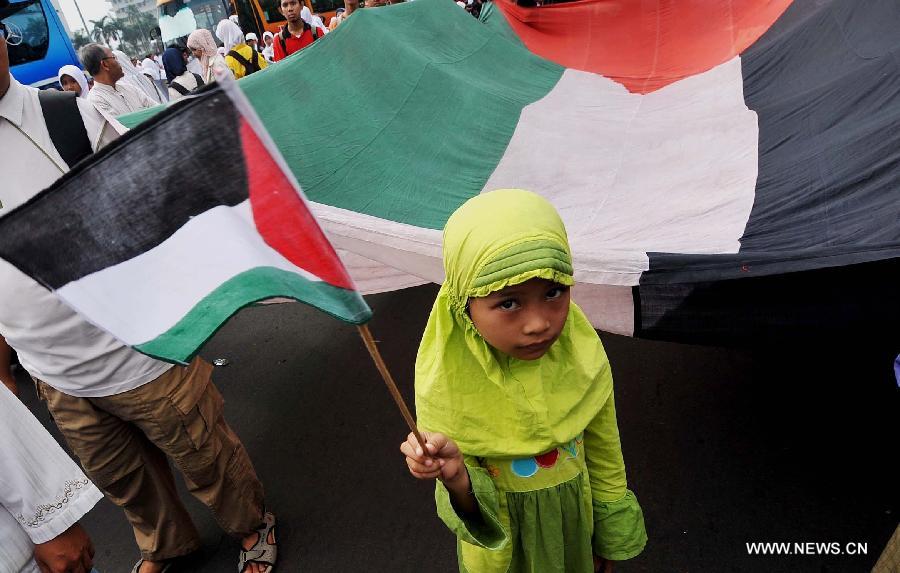 A girl attend a protest against Israeli air strikes on Gaza, in Jakarta, Indonesia, Nov. 18, 2012. (Xinhua/Agung Kuncahya B.) 