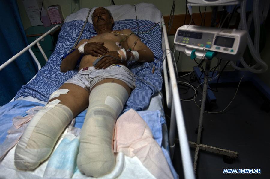 A wounded Palestinian senior man receives treatment in al-aqsa hospital after an Israeli air strike in the Central Gaza Strip, on Nov. 18, 2012. Three Palestinian children were killed in Israeli air strikes on Sunday, hospital officials said. Israel bombed militant targets in Gaza for the fifth straight day on Sunday, launching aerial and naval attacks as its military prepared for a possible ground invasion. (Xinhua/Chen Xu) 