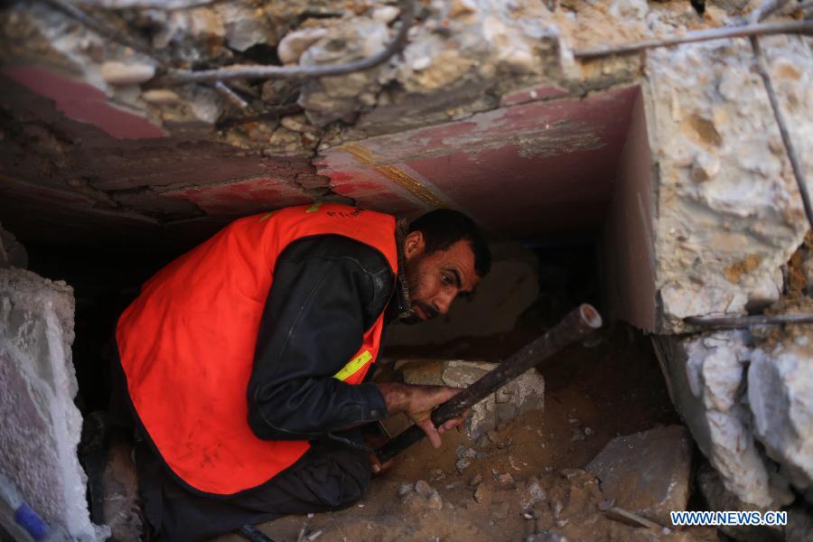 A Palestinian civil defense staff member pulls out a survivor from the rubble of a destroyed house after an Israeli airstrike on Gaza City, on Nov. 18, 2012. (Xinhua/Wissam Nassar)