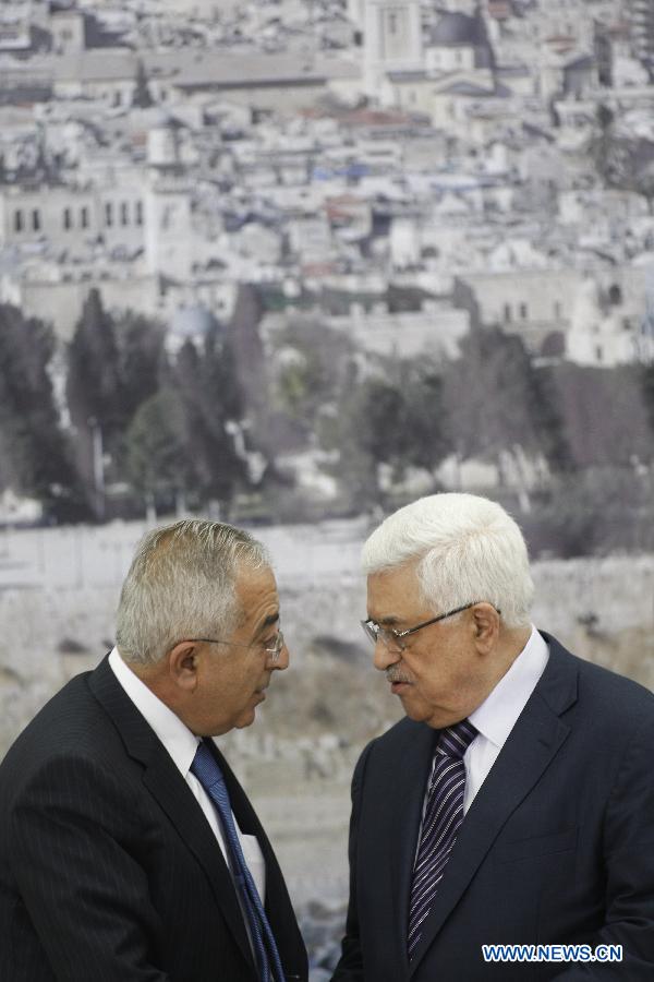 Palestinian President Mahmoud Abbas (R) talks to Prime Minister Salam Fayyad as he headed a meeting with the Palestinian leadership in the West Bank city of Ramallah, on Nov. 18, 2012. Abbas on Sunday called for ending the violence in Gaza, where Israeli attacks have entered the fifth day. (Xinhua/Fadi Arouri) 