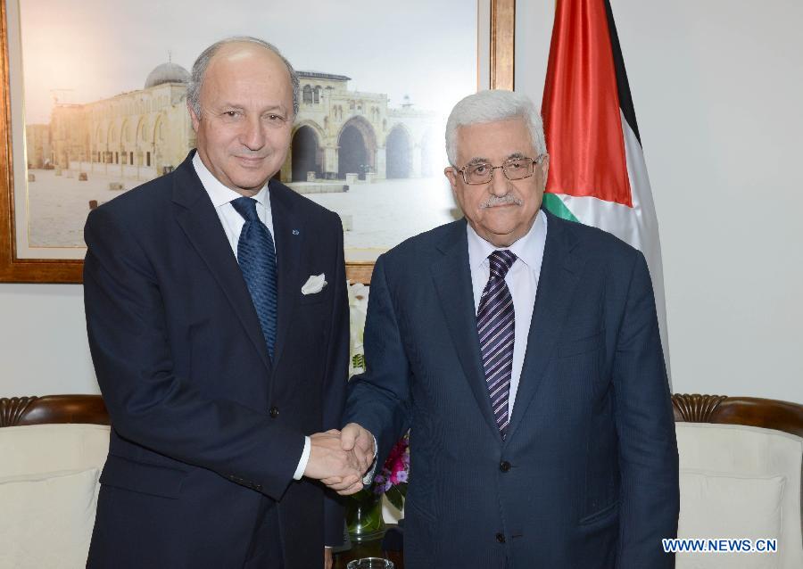 Palestinian President Mahmoud Abbas (R) meets with French Foreign Minister Laurent Fabius in the West Bank city of Ramallah, on Nov. 18, 2012. Laurent Fabius called for a ceasefire in Gaza, saying the situation requires an urgent and insistent calm. (Xinhua/POOL) 