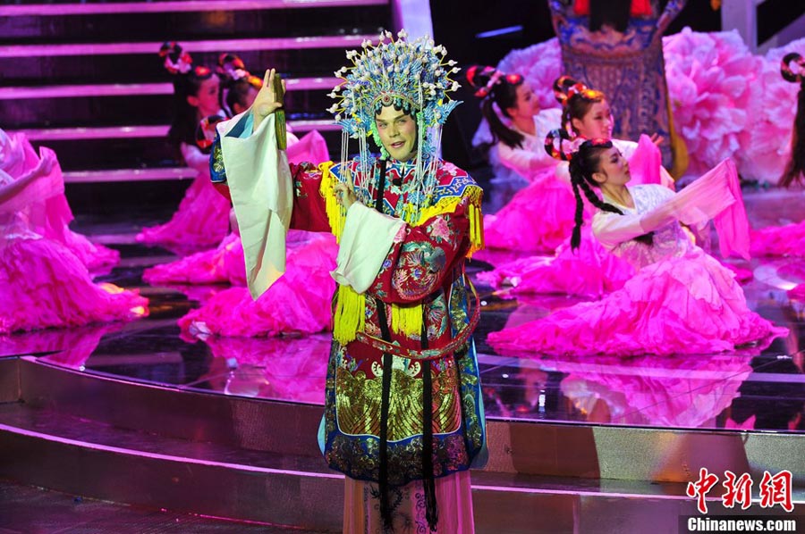 A foreign student sings Beijing opera.  (China news agency/Ren Dong)
