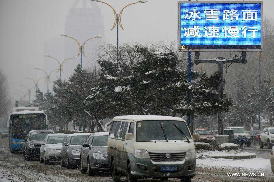 Photo taken on Nov. 19, 2012 shows a warning board of snow in Changchun, capital of northeast China's Jilin Province. The local meteorological observatory issued a blue warning for further snowstorms on Monday. (Xinhua/Lin Hong) 