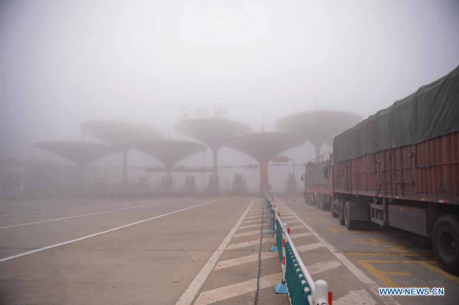 Photo taken on Nov. 19, 2012 shows the closed entrance of the Changzhang section of Shanghai-Kunming Highway in Nanchang, east China's Jiangxi Province. The highways which closed because of dense fog in the province gradually reopened as the fog disappeared on Monday morning. (Xinhua/Zhou Mi) 