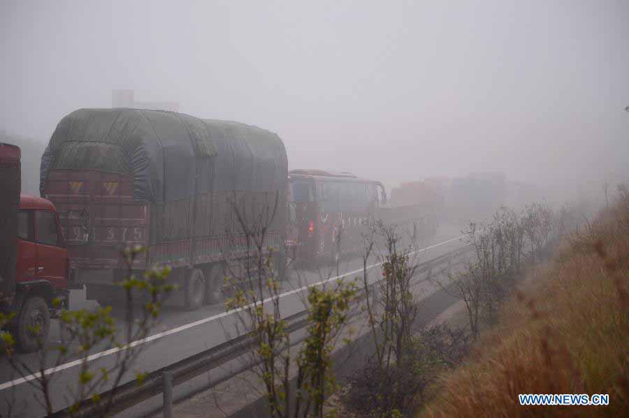 Photo taken on Nov. 19, 2012 shows the vehicles trapped on the Changzhang section of Shanghai-Kunming Highway in Nanchang, east China's Jiangxi Province. The highways which closed because of dense fog in the province gradually reopened as the fog disappeared on Monday morning. (Xinhua/Zhou Mi)