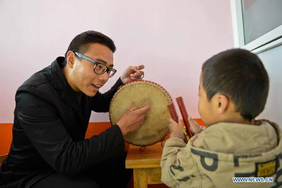 Teacher Wang Zhonglu gives a lesson to an autistic boy in the An'an Autism Rehabilitation Center in Jinan, capital of east China's Shandong Province, Nov. 19, 2012. The center has received over 2,000 autistic children for rehabilitation treatment since its foundation in 2006. More than one-third of the children went to normal kindergartens and schools after 10 to 14 months' training here. (Xinhua/Guo Xulei) 