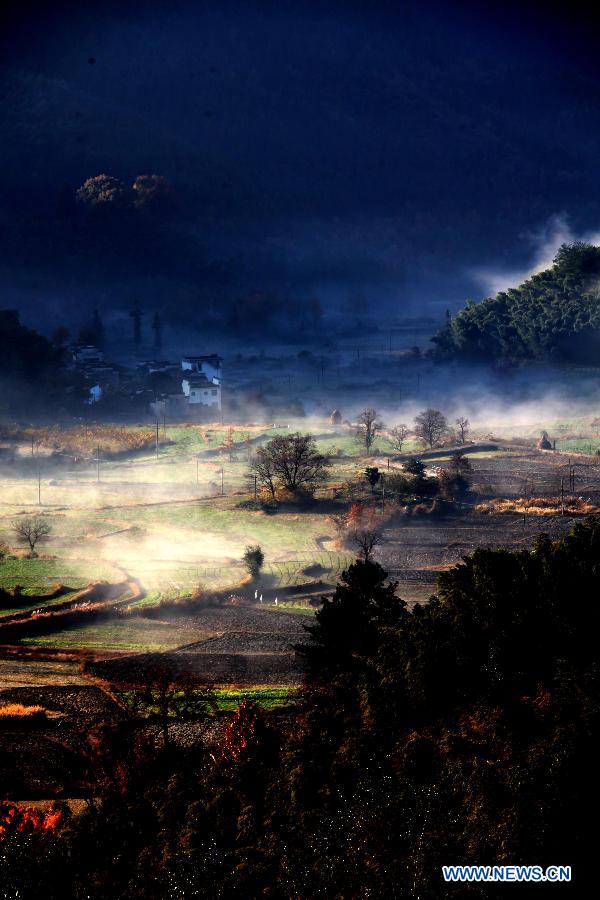 Photo taken on Nov. 19, 2012 shows fog-covered countryside residences in Tachuan Village, Huangshan, east China's Anhui Province. (Xinhua/Shi Guangde) 