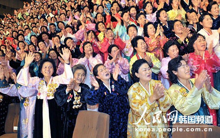 Kim Jong Un, top leader of the Democratic People's Republic of Korea (DPRK), takes a group photo with the delegates to the 4th National Meeting of Mothers. (Photo/ People’s Daily Online)