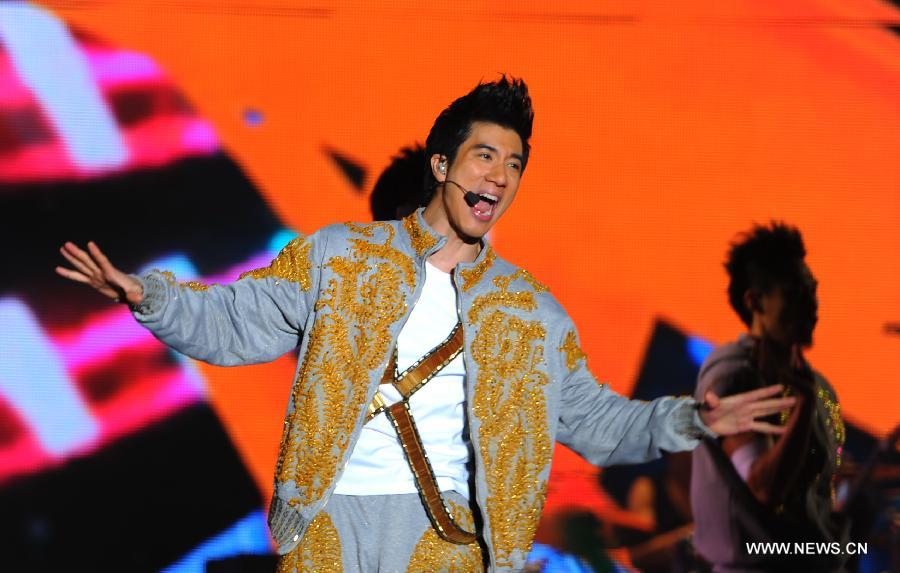Singer Leehom Wang performs in his solo concert in Guiyang, capital of southwest China's Guizhou Province, Nov. 18, 2012. The performance in Guiyang on Sunday night was part of Leehom Wang's tour concert "2012 Music-man II". (Xinhua) 