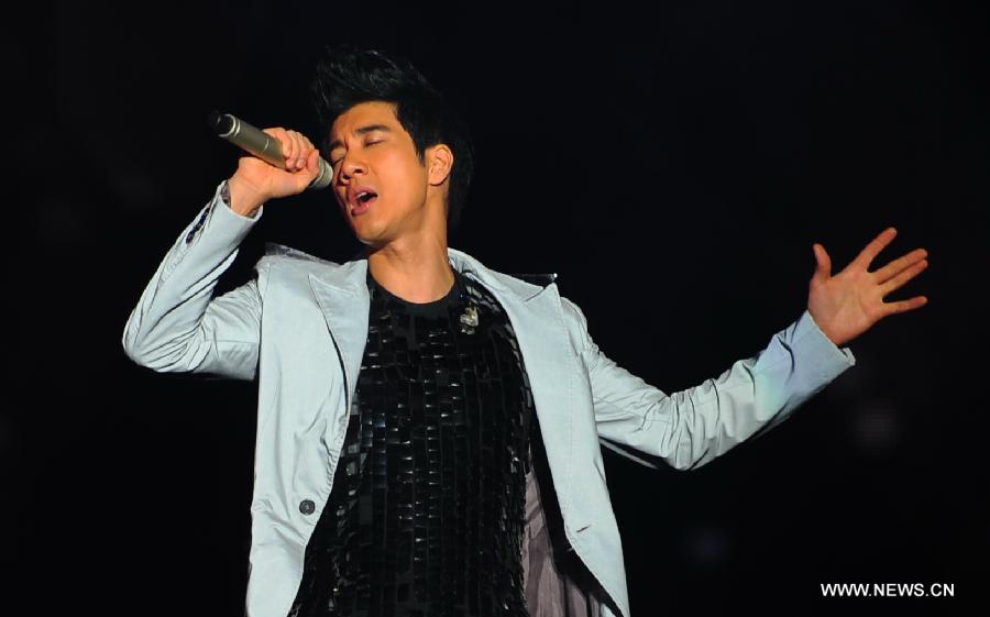 Singer Leehom Wang performs in his solo concert in Guiyang, capital of southwest China's Guizhou Province, Nov. 18, 2012. The performance in Guiyang on Sunday night was part of Leehom Wang's tour concert "2012 Music-man II". (Xinhua) 