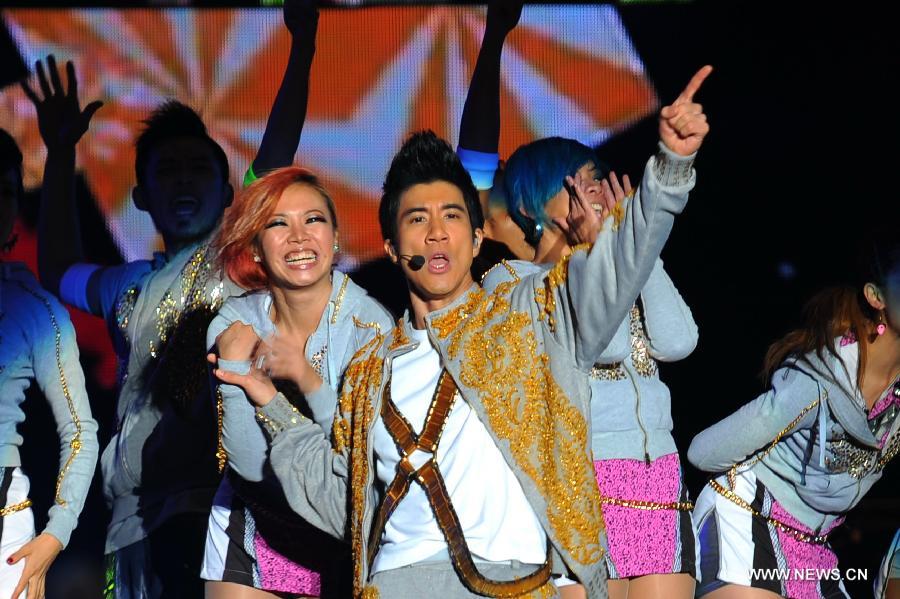 Singer Leehom Wang (C) performs in his solo concert in Guiyang, capital of southwest China's Guizhou Province, Nov. 18, 2012. The performance in Guiyang on Sunday night was part of Leehom Wang's tour concert "2012 Music-man II". (Xinhua) 