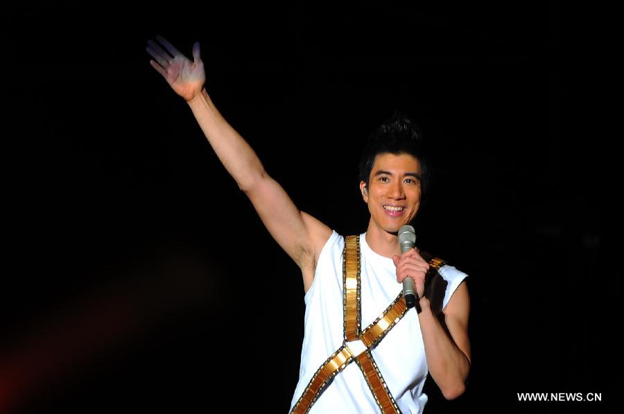 Singer Leehom Wang waves to the audience in his solo concert in Guiyang, capital of southwest China's Guizhou Province, Nov. 18, 2012. The performance in Guiyang on Sunday night was part of Leehom Wang's tour concert "2012 Music-man II". (Xinhua) 