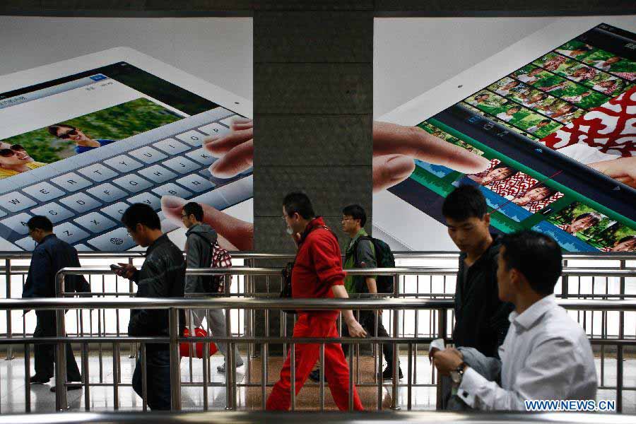 Digital life in Beijing's subway  (33)