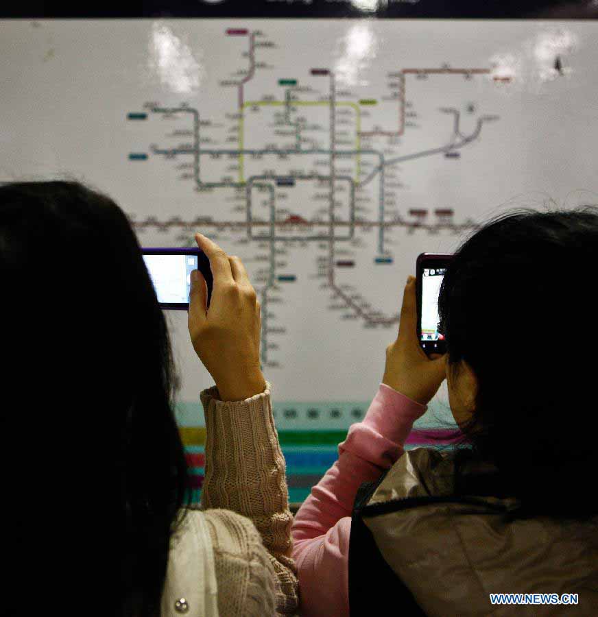 Digital life in Beijing's subway  (27)