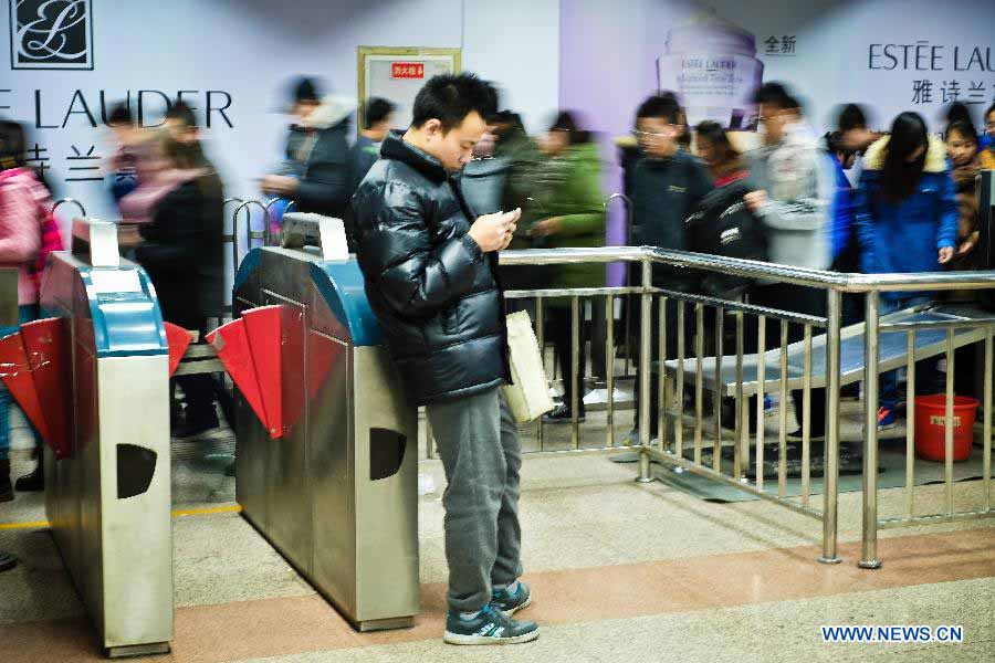 Digital life in Beijing's subway 
