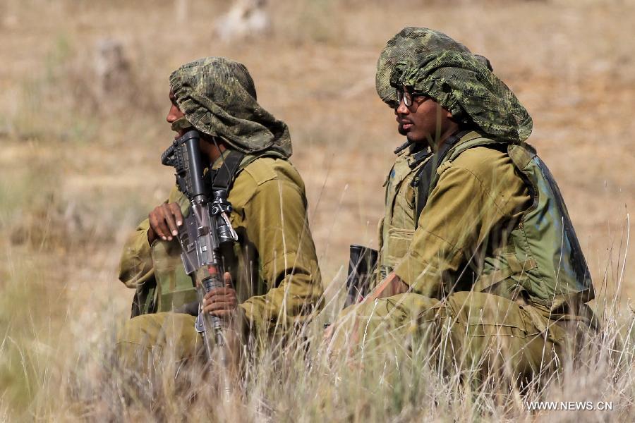 Israelis soldiers take part in a manoeuvre near the Israel-Gaza border on Nov. 19, 2012. Israeli ground troops continue to gather near the Israel-Gaza border on Monday. (Xinhua/Jini) 