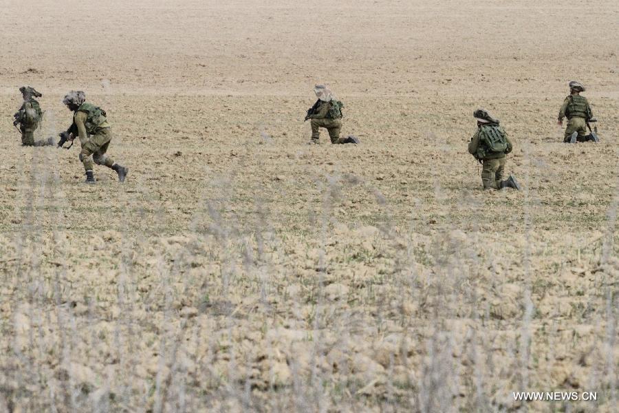 Israelis soldiers take part in a manoeuvre near the Israel-Gaza border on Nov. 19, 2012. Israeli ground troops continue to gather near the Israel-Gaza border on Monday. (Xinhua/Jini) 
