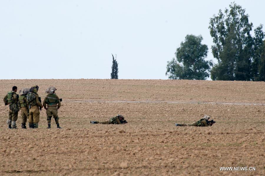 Israelis soldiers take part in a manoeuvre near the Israel-Gaza border on Nov. 19, 2012. Israeli ground troops continue to gather near the Israel-Gaza border on Monday. (Xinhua/Jini) 