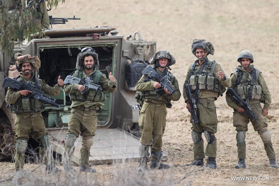 Israelis soldiers take part in a manoeuvre near the Israel-Gaza border on Nov. 19, 2012. Israeli ground troops continue to gather near the Israel-Gaza border on Monday. (Xinhua/Jini) 