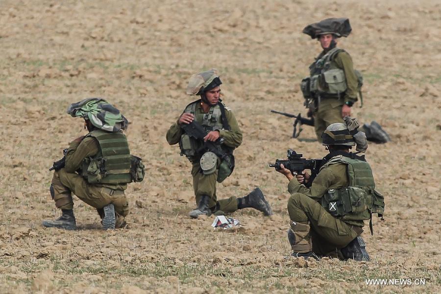 Israelis soldiers take part in a manoeuvre near the Israel-Gaza border on Nov. 19, 2012. Israeli ground troops continue to gather near the Israel-Gaza border on Monday. (Xinhua/Jini) 