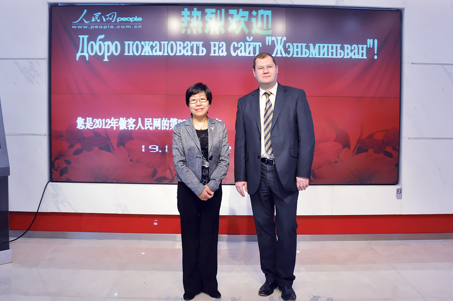 Photo shows Deputy President of People’s Daily Online Tang Weihong and Minister of the Embassy of Belarus to China Vadim Senyuta at People’s Daily Online on Nov. 19, 2012. (Photo/ People’s Daily Online)