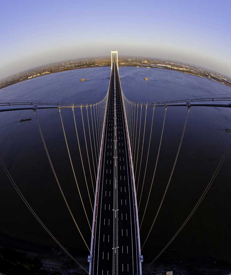 Picture taken on Nov. 4 shows the beautiful Yangtze River Highway Bridge in Taizhou, eastern China's Jiangsu province.(Xinhua/Zhang Jianfei)