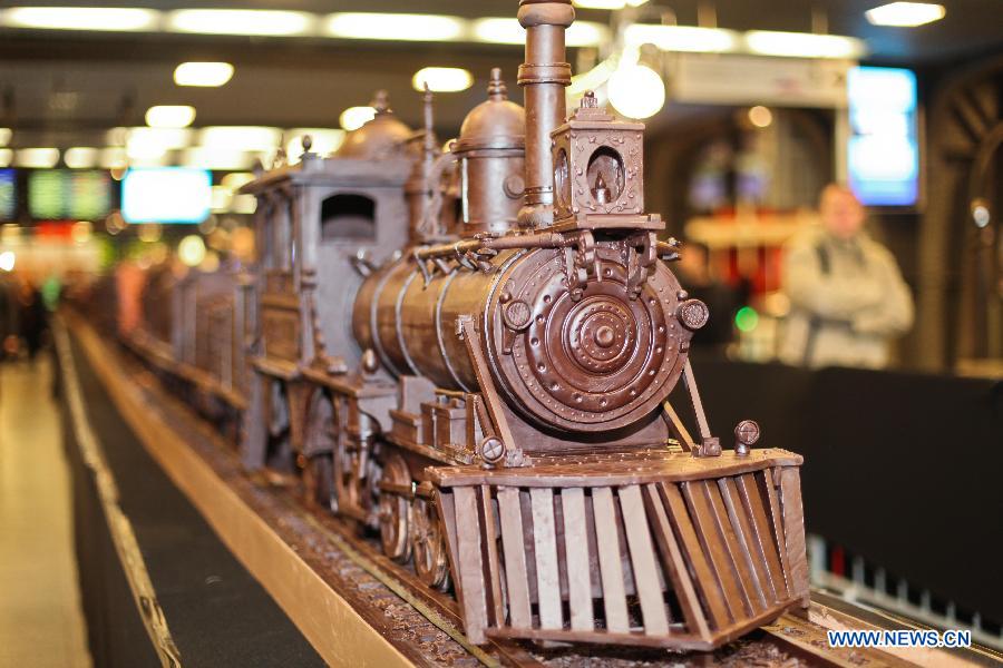 The world's longest chocolate structure on Guinness World Records, made by artist Andrew Farrugia of Malta, is displayed in Brussels November 19, 2012. The chocoloate train, which took 784 hours of labour to create, measures 34.05 meters in total length and was prepared with 1285 kg of Belgian chocolate. (Xinhua/Yan Ting) 