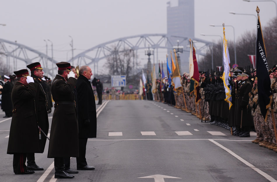 Andris Berzins, president of Latvia, reviews the troops.(Xinhua/Guo Qun)