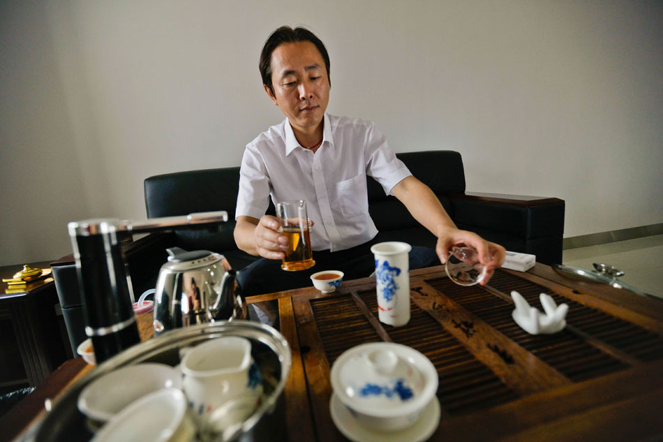 Wang Jin enjoys tea in the production base of the Program Production Center of China ACG Group Co., Ltd in Xiamen, southeast China's Fujian Province, June 15, 2012. (Xinhua/Meng Chenguang)