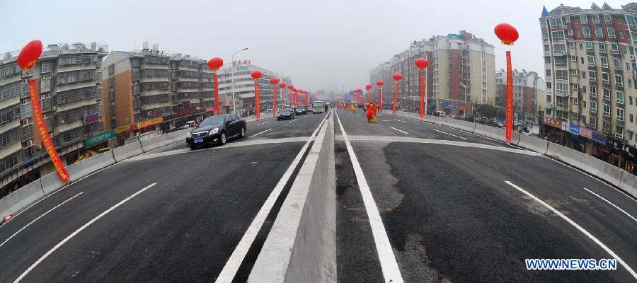 Photo taken on Nov. 20, 2012 shows the newly-completed Fuyuan Bridge across the Xiangjiang River in Changsha, capital of central China's Hunan Province. The 3.5 kilometers long bridge opened on Tuesday after 26 months' construction. (Xinhua/Long Hongtao) 